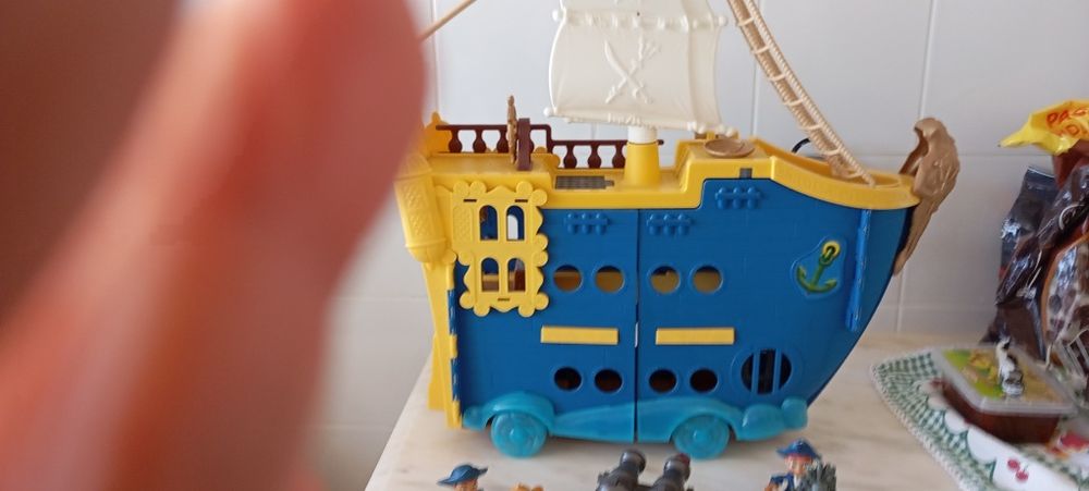 Barco de pirata  com figuras