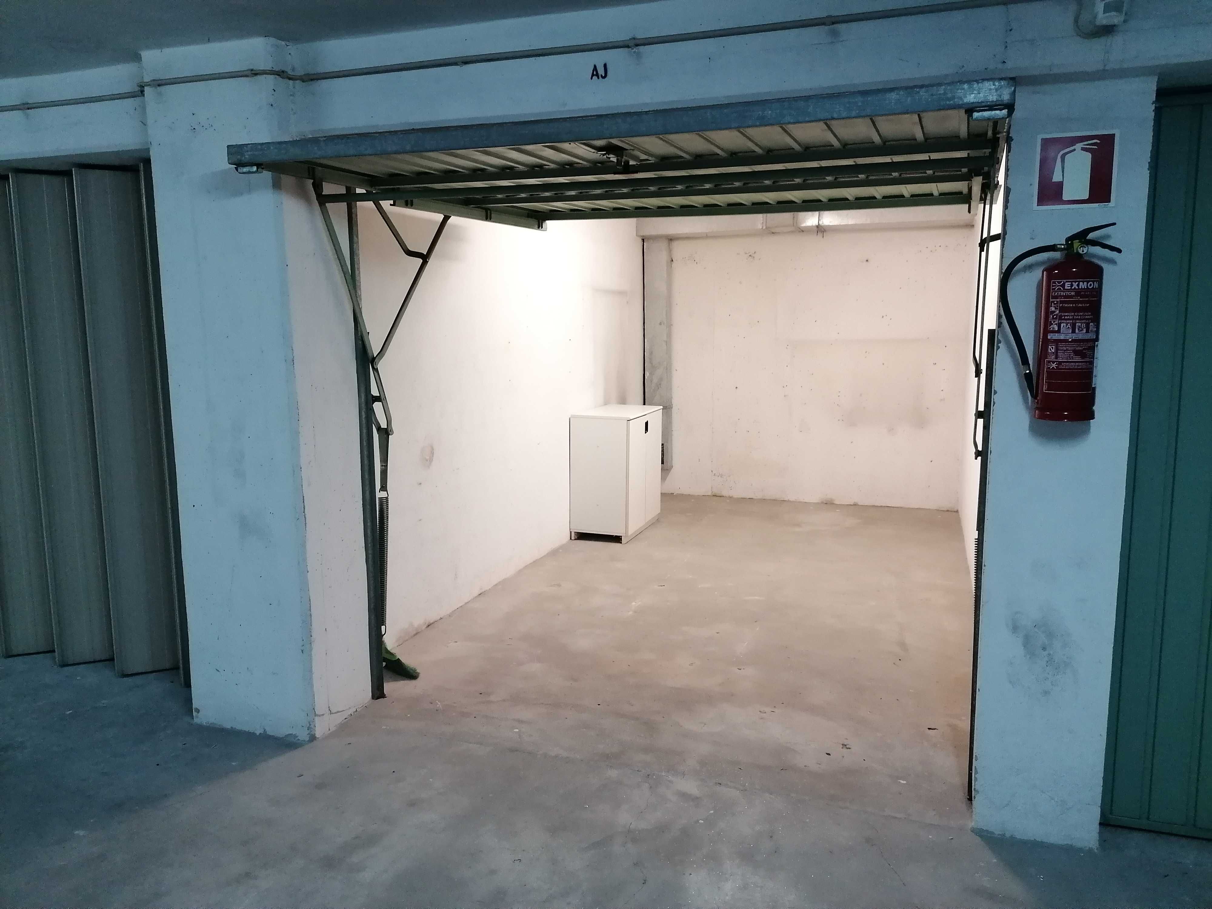 Arrenda-se BOX Lugar de Garagem Centro de Gaia Paço do Rei Arrecadação