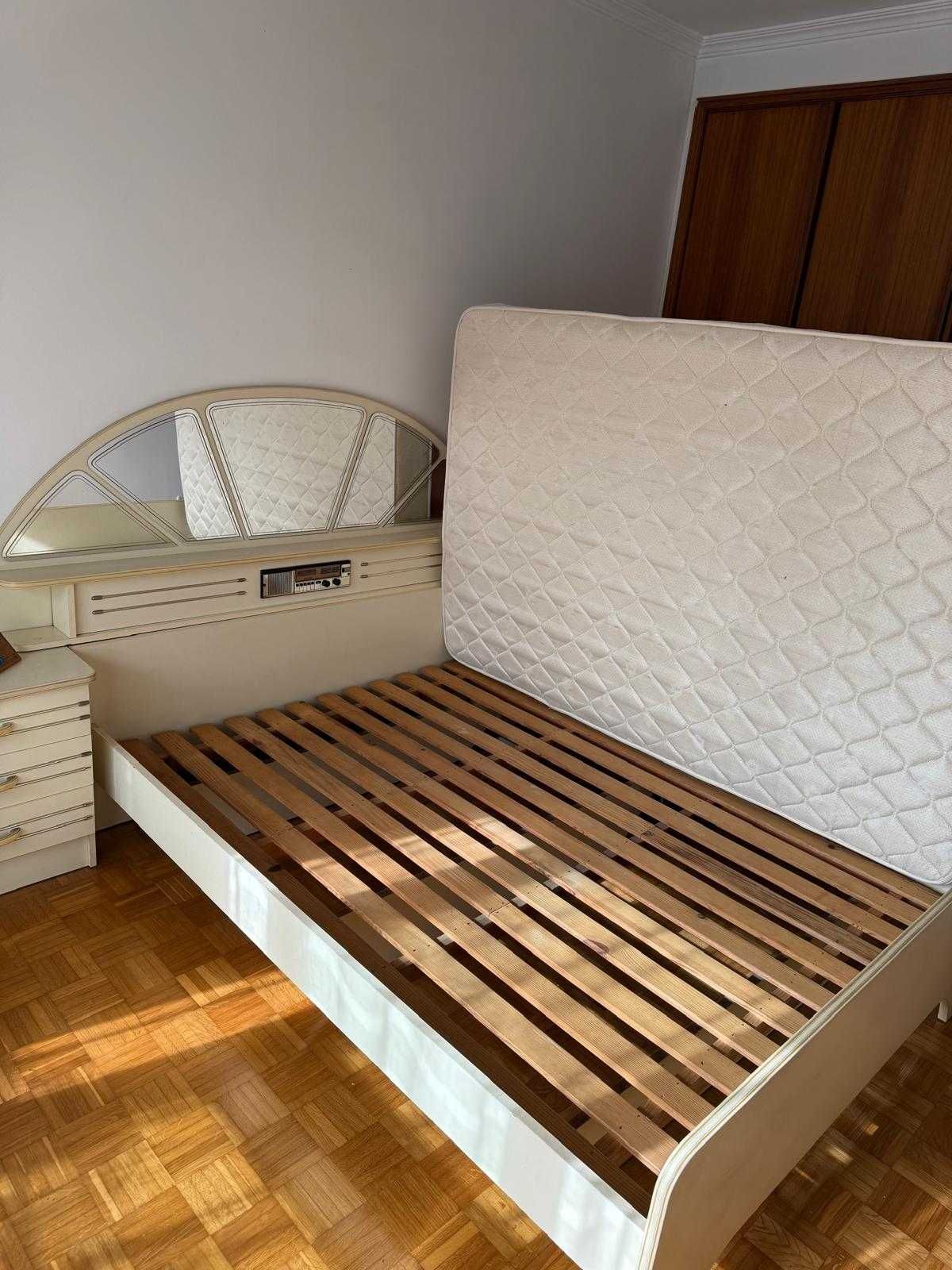 Cama de casal com colchão.
