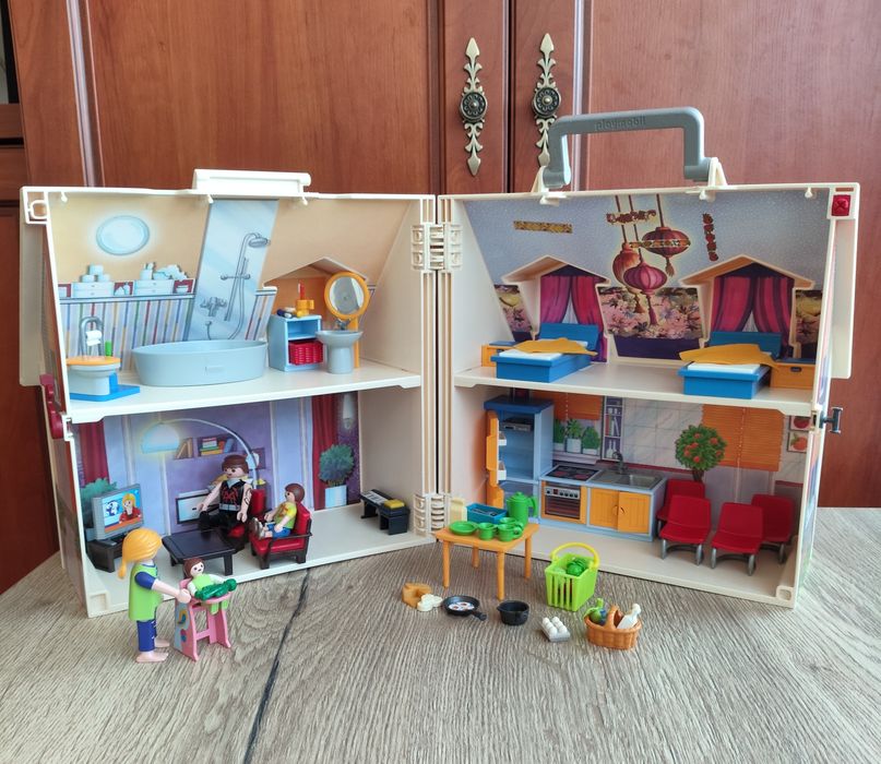 Przenośny, składany domek Playmobil z bogatym wyposażeniem.