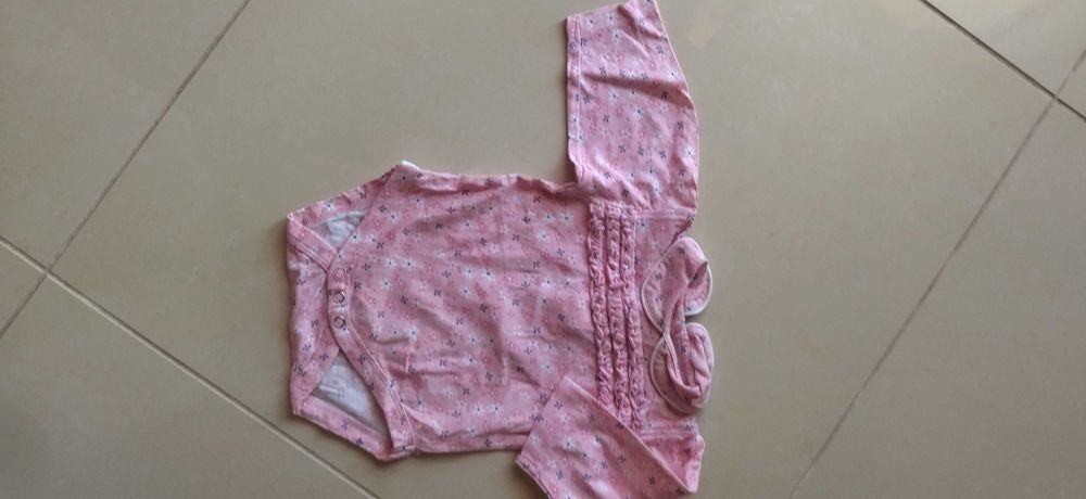 2 Bodys Rosa de Menina lindos tamanho 1-3 e 6-8 meses