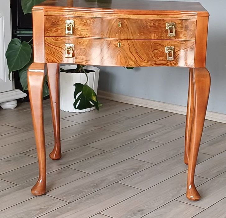 Stolik Ludwikowski orzechowy z dwiema szufladami