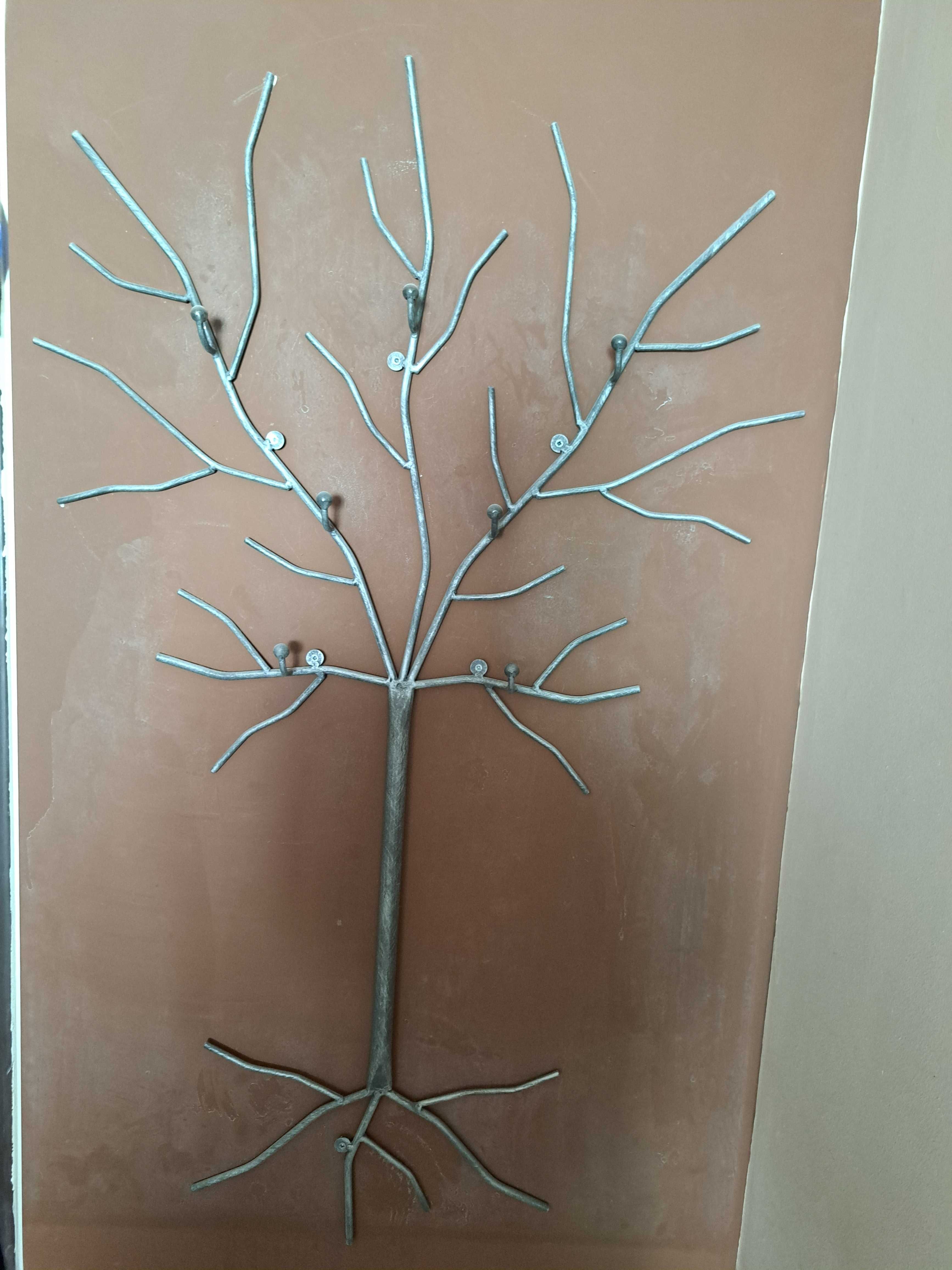 Metalowy wieszak na ścianę w kształcie drzewa