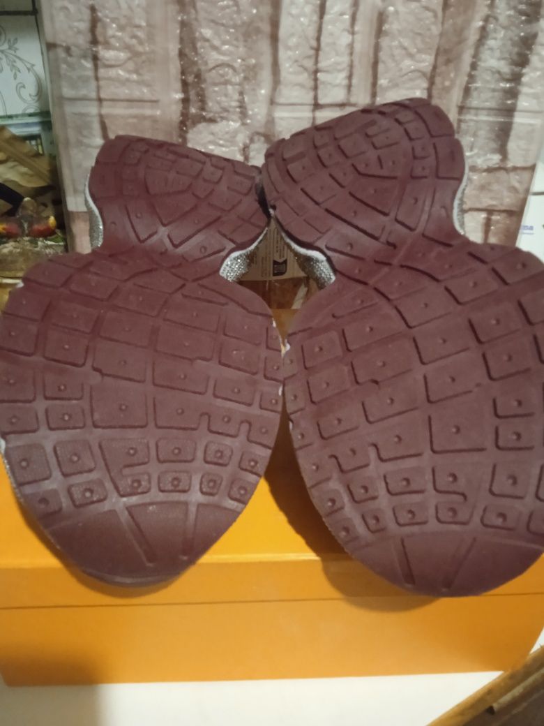 Продам брендовые женские кроссовки.