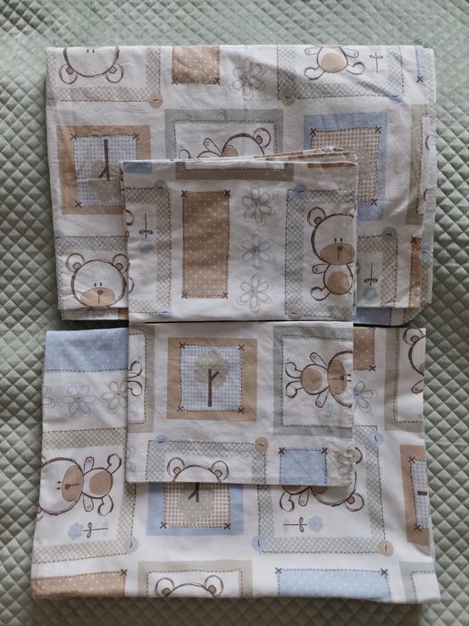 Ochraniacz do łóżeczka i dwa zestawy pościeli