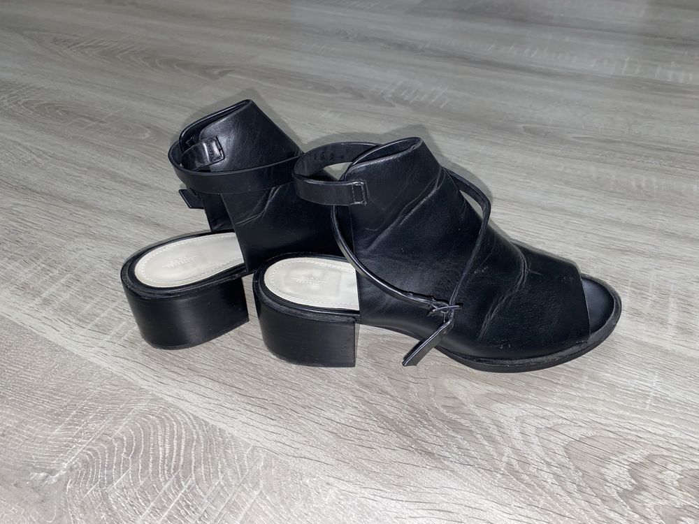 Czarne sandały zabudowane Zara na obcasie niskim klocku 38