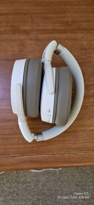 Наушники  Хорошие JBL качественные мощные беспроводные наушники .