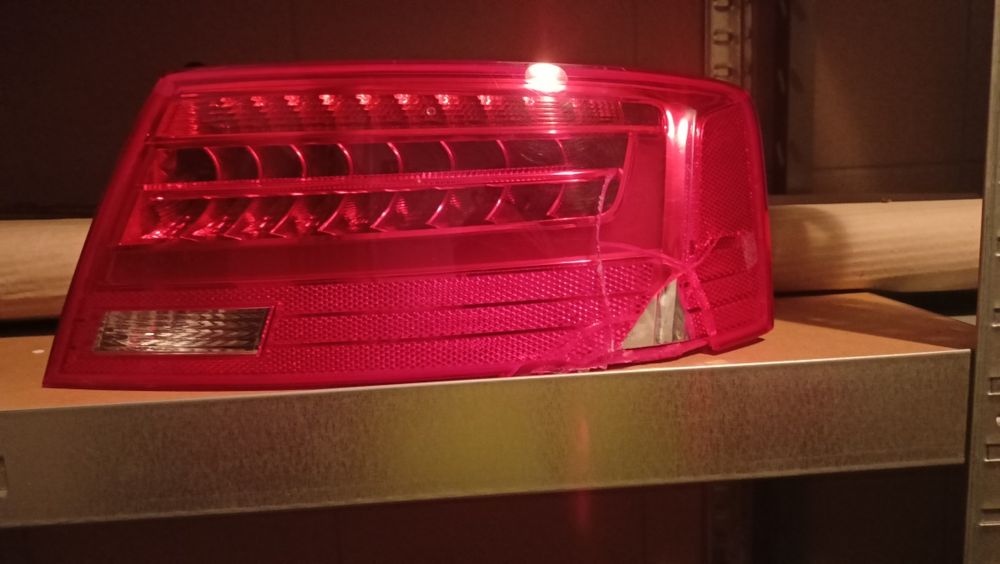 sprzedam lampę do Audi A5 delikatnie uszkodzony  klosz