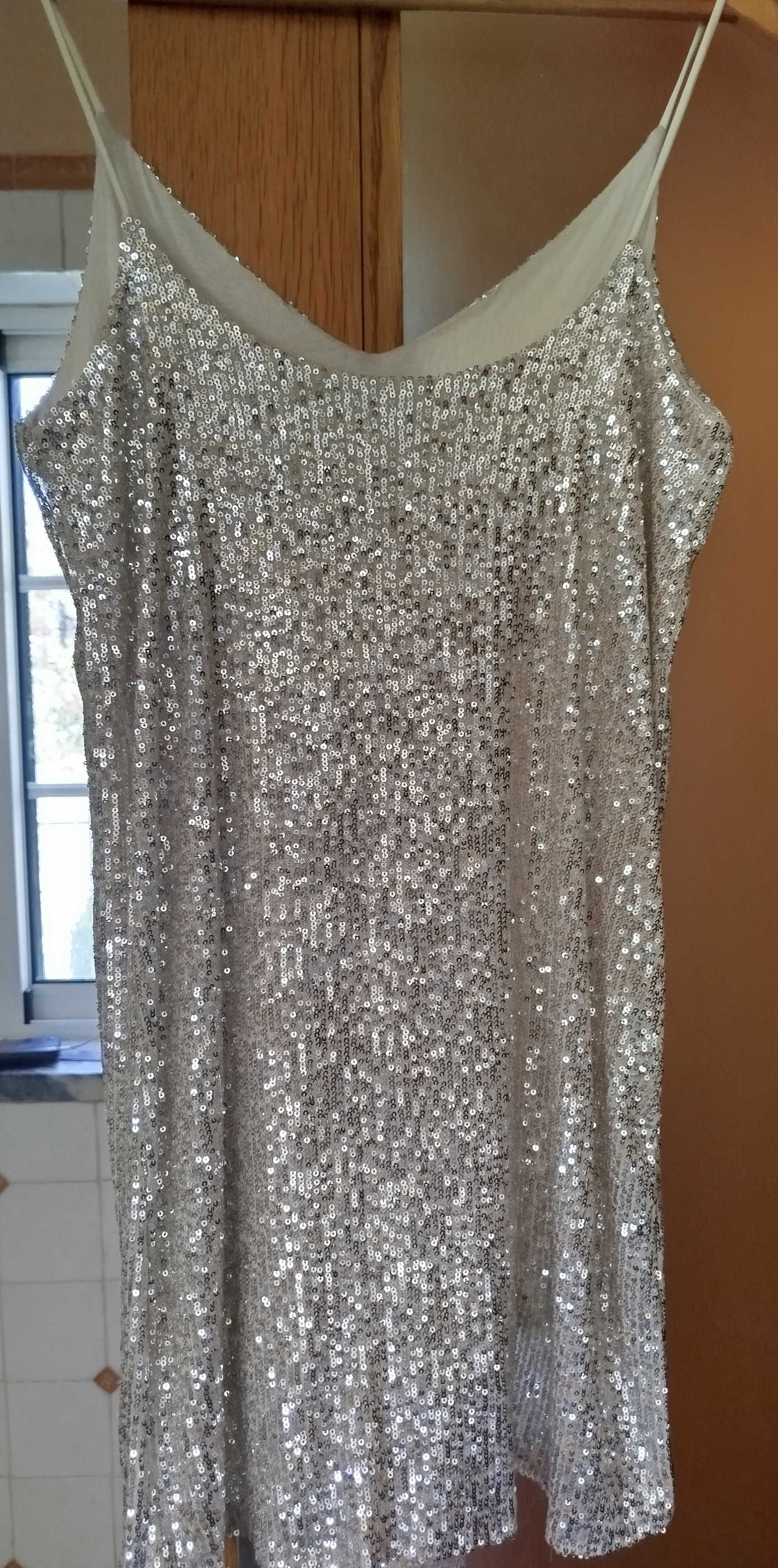 Vestido de alças, com lantejouldas prateado