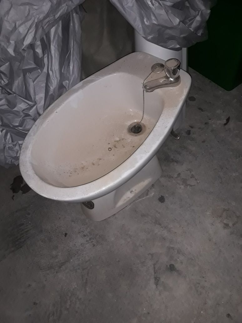 Louças sanitárias de WC Casa de banho (danificada)