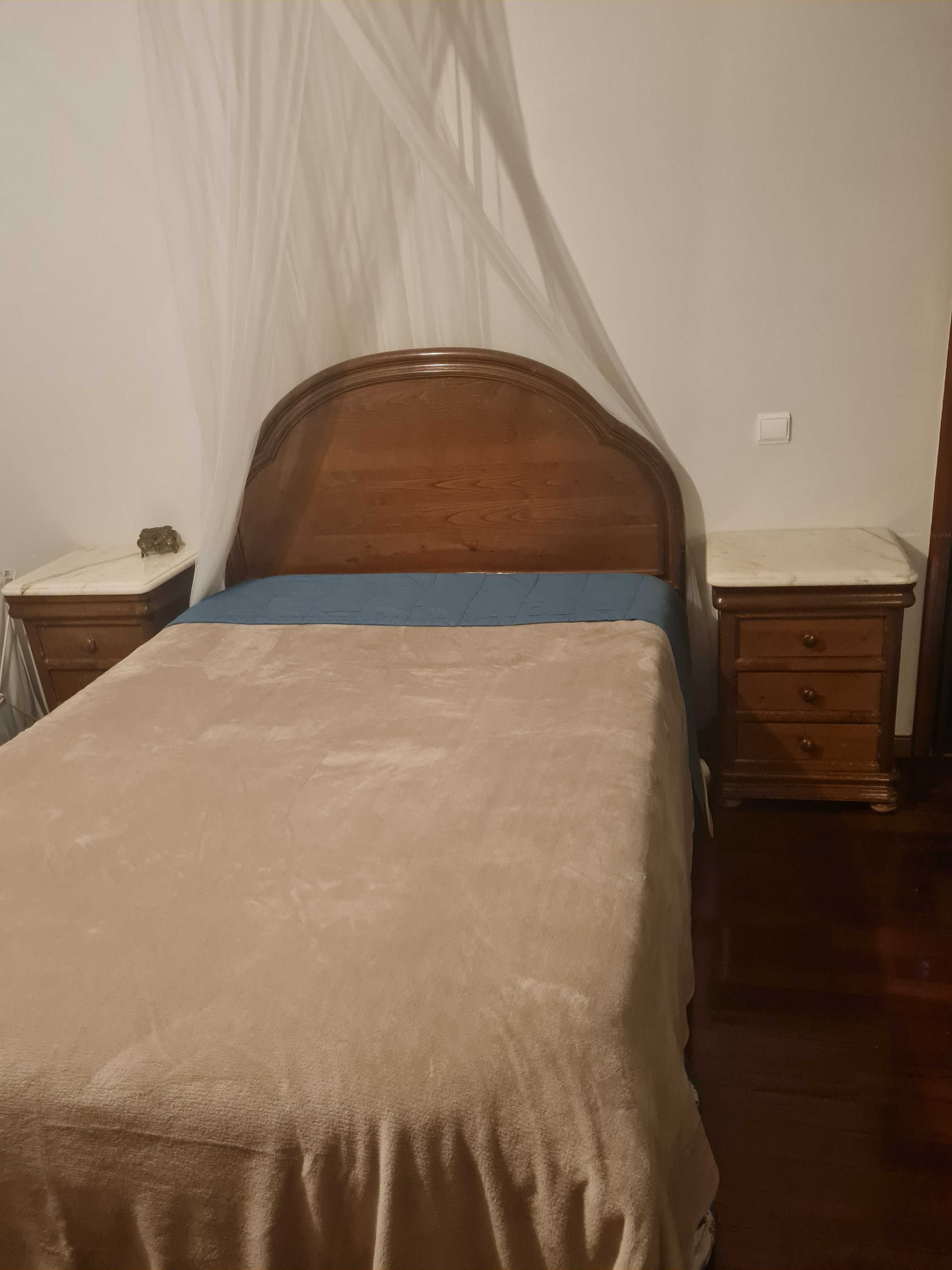 Cama e mesas de cabeceira vintage em mármore