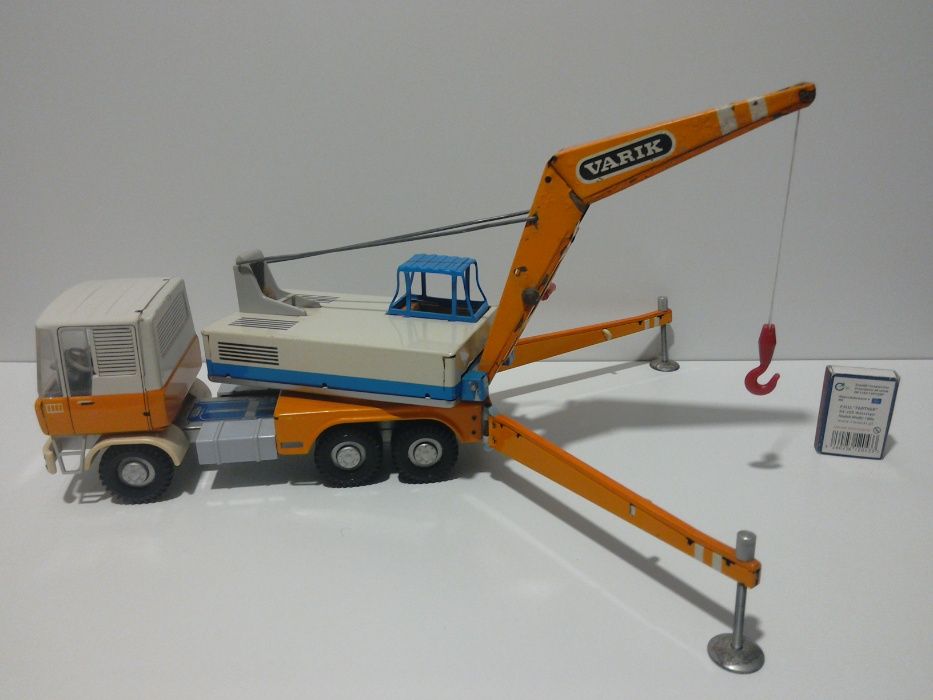 stara zabawka PRL blaszana ciężarówka dźwig stare zabawki czz GDR