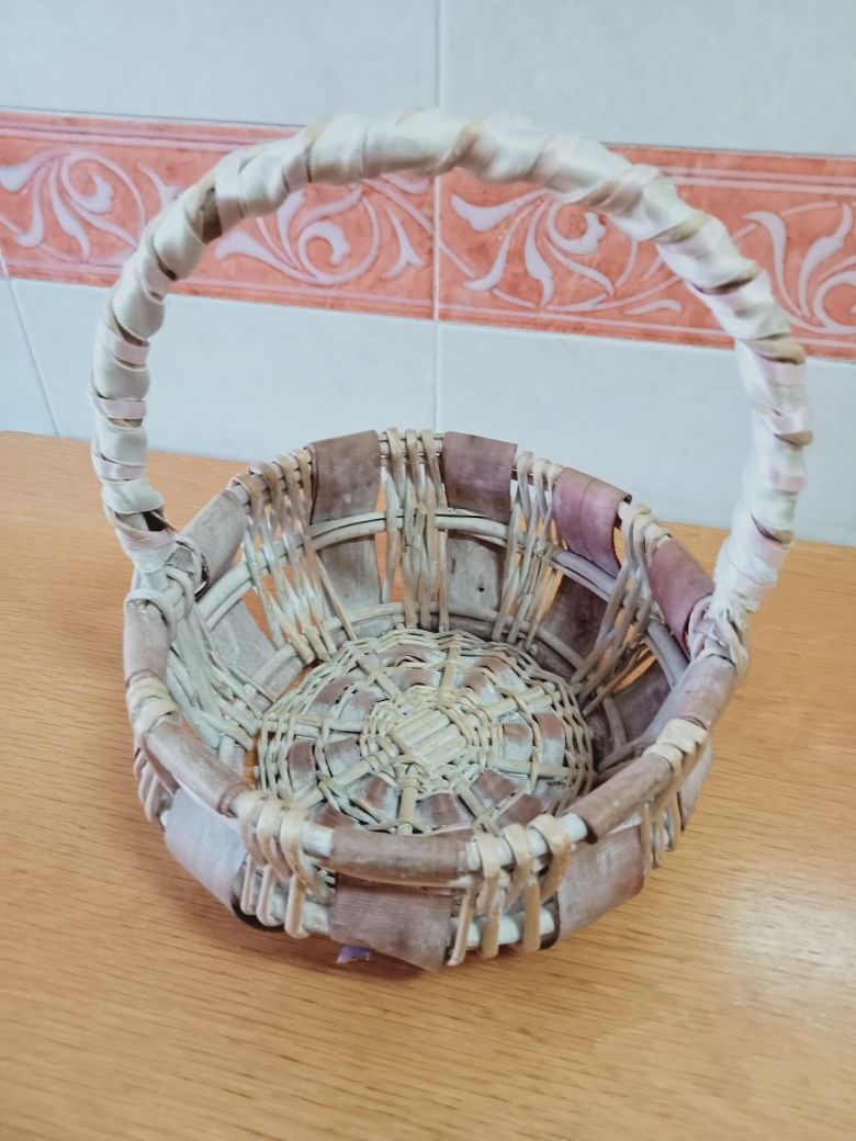 Cesta com pega em verga