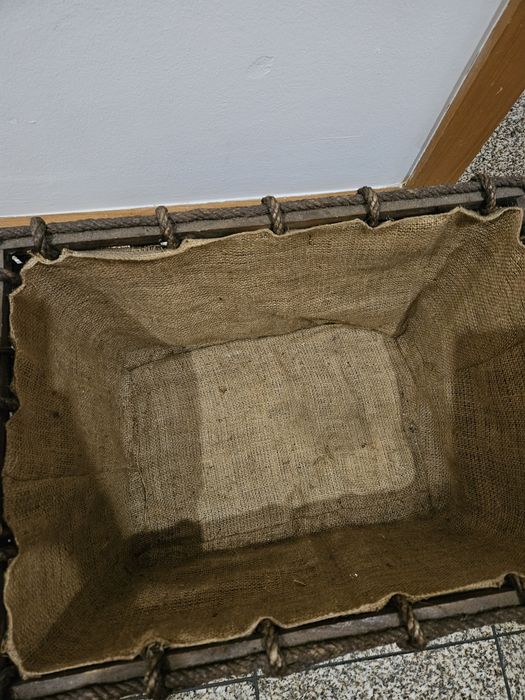 Cesto de lenha castanho