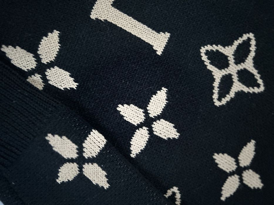 Ciepła dzianinowa sweterkowa sukienka z golfem