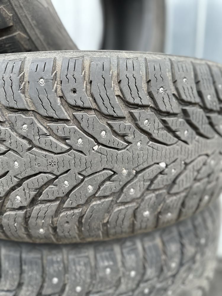 255/55/19 Nokian TYRES шипована, зимова.