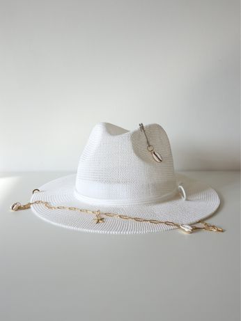 Шляпа белая с цепочкой федора