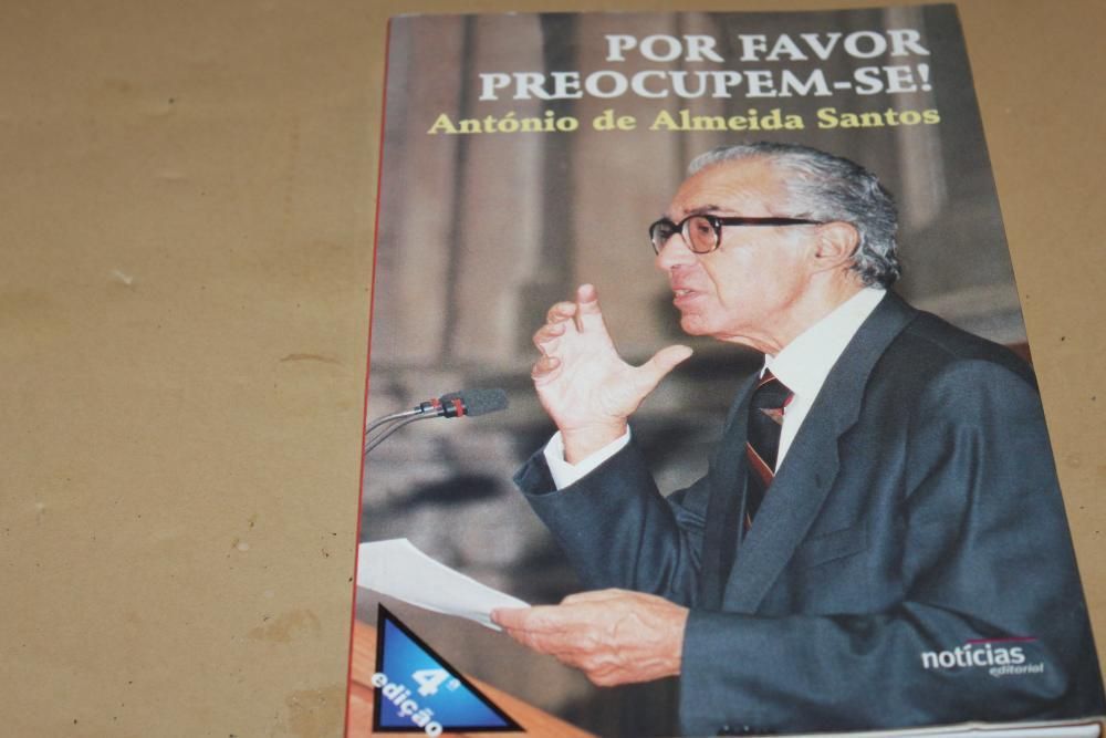 Por Favor Preocupem-se! de António Almeida Santos