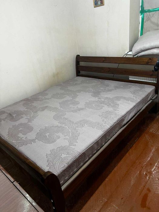 Продам кровать з матрацом в гарному стані