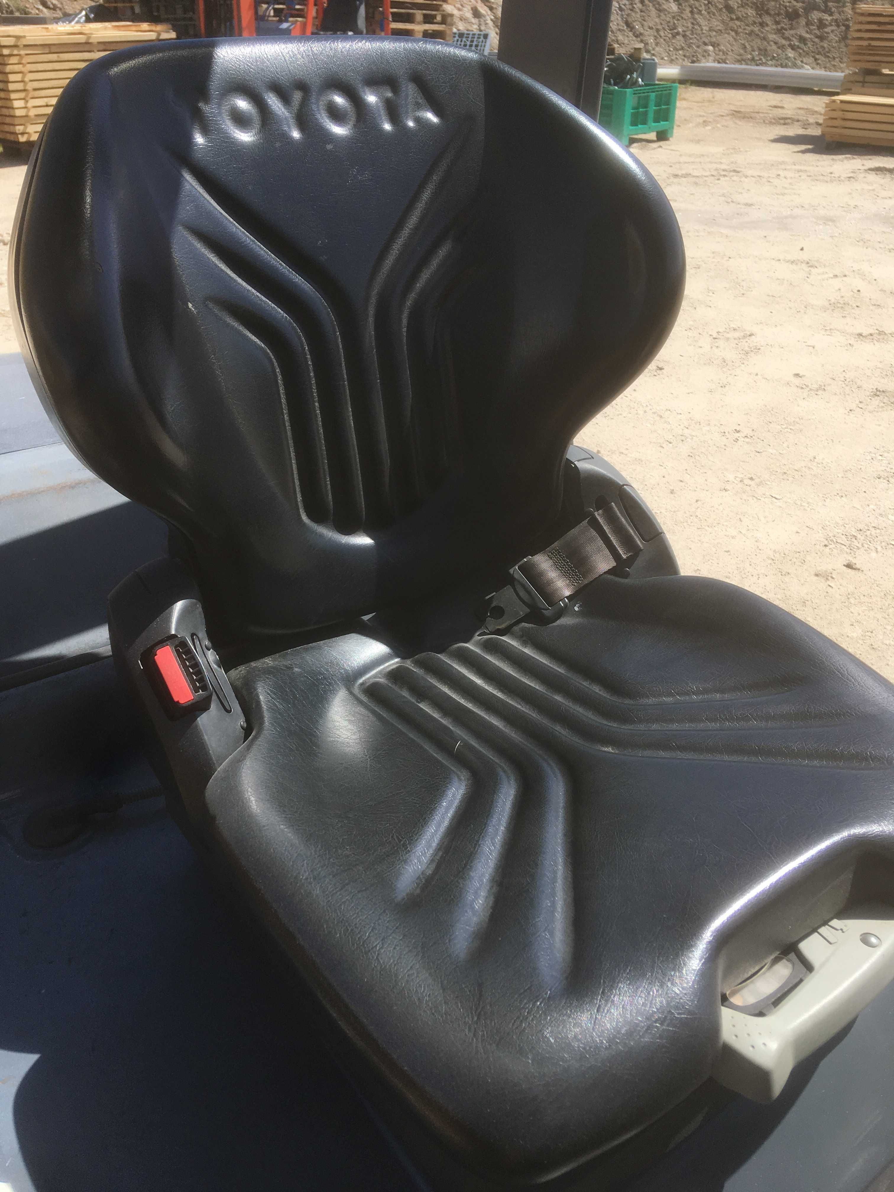 EMPILHADOR TOYOTA 2.5