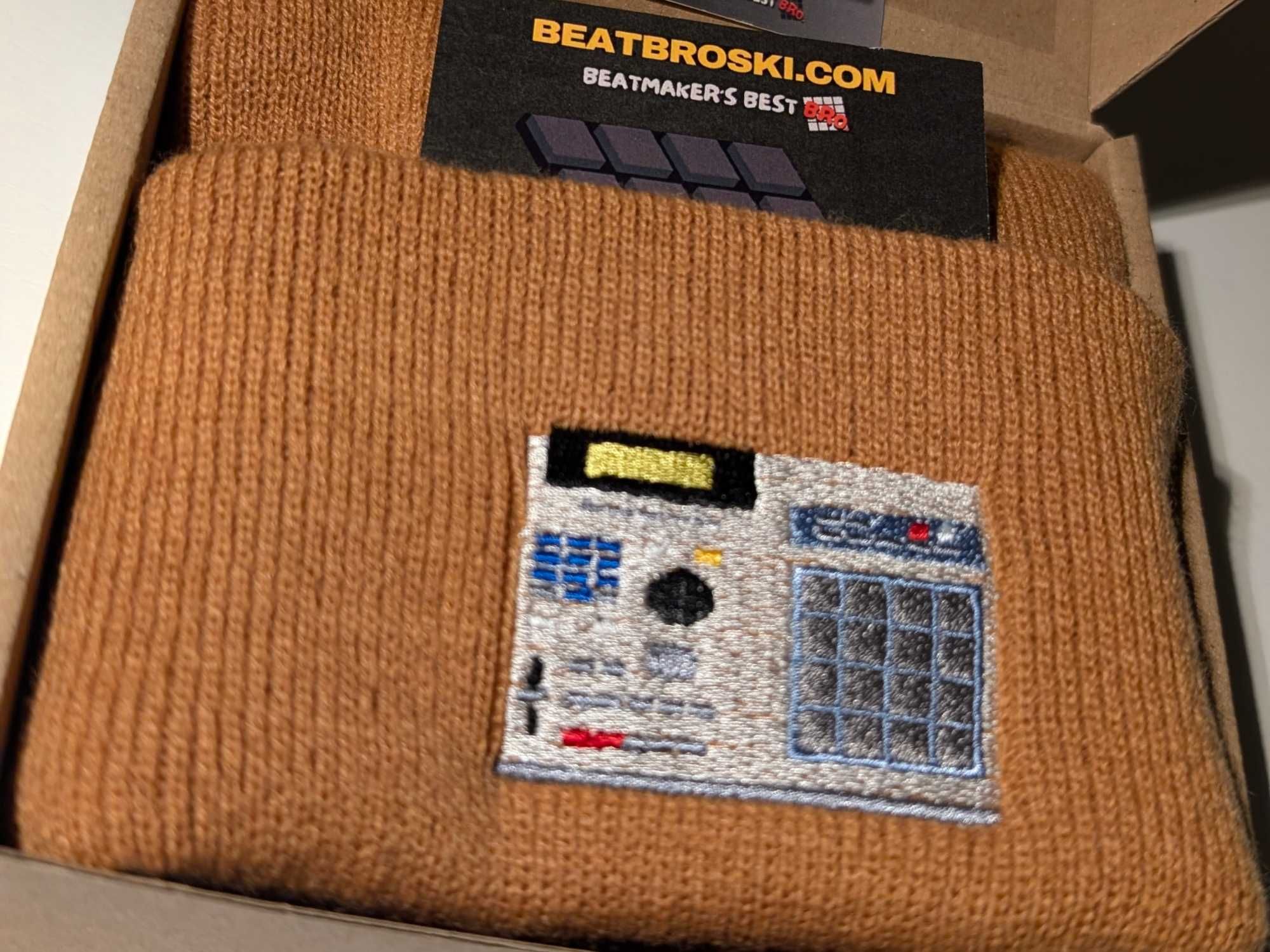 Akai MPC 2000XL czapka z pięknym haftem zimowa beanie NA PREZENT