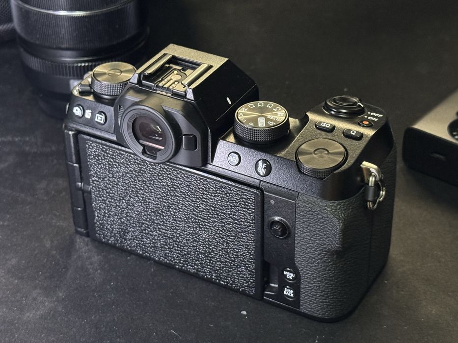 Продаю Fujifilm X-S10 + XF 18-55mm f/2.8-4 R LM OIS