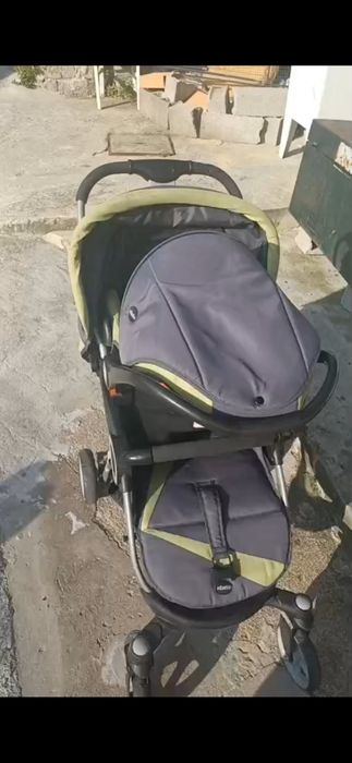 Carrinho de bebe com ovo