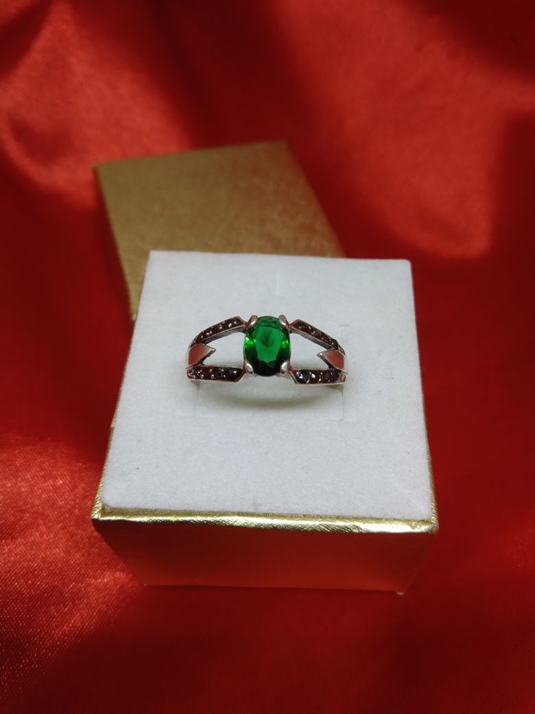 Srebrny pierścionek zielone oczko i markazyty, srebro 925, R.21