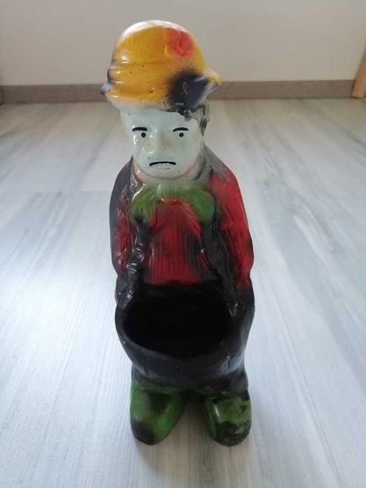 Doniczka na kaktus / sukulent ludzik w ogrodniczkach.