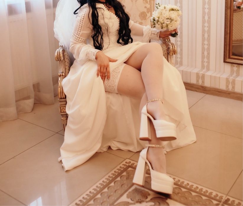 Весільна сукня вишита