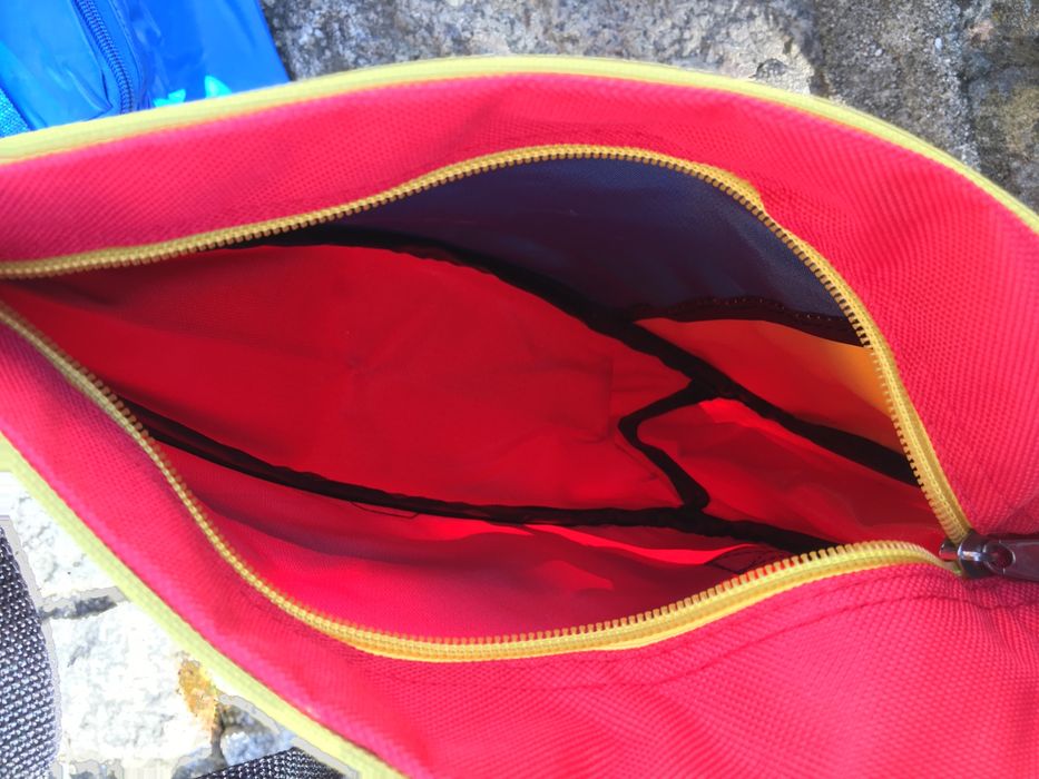 Sacos/mochilas/lancheiras variados com publicidade estampada