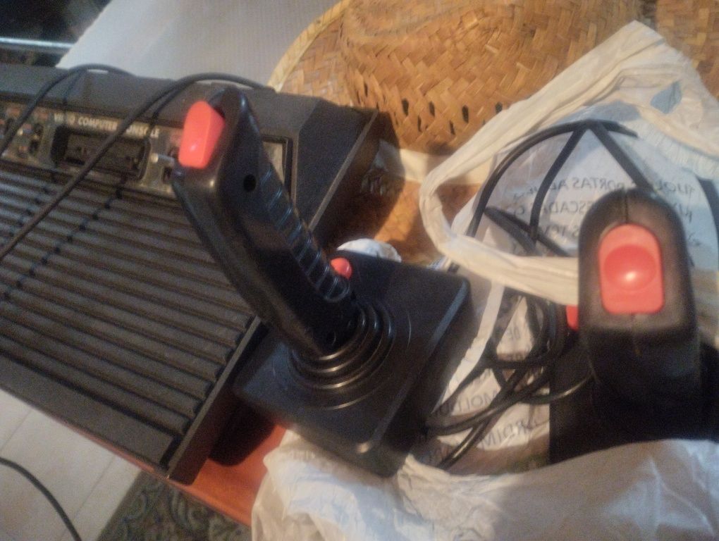 Vendo o troco, consola de jogos ATARY imaculada