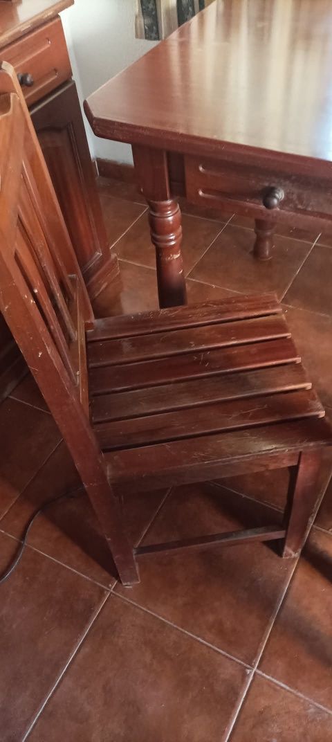 Mesa com 4 cadeiras