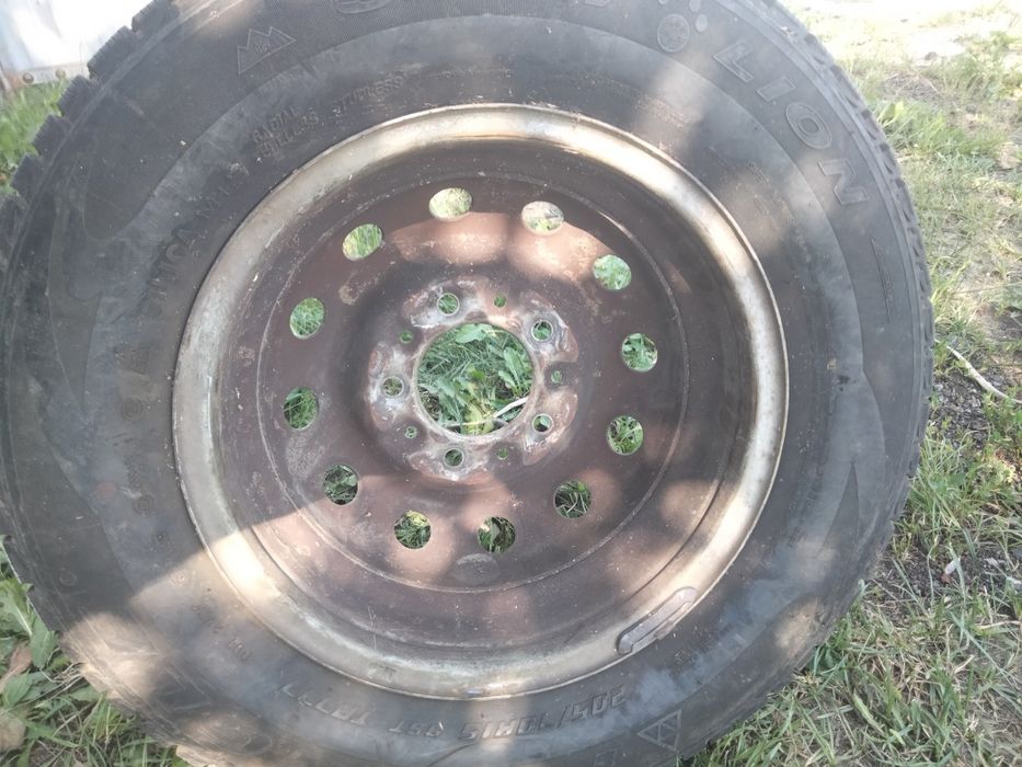 2 леса 205/70 R15 для Ниви Шевроле.