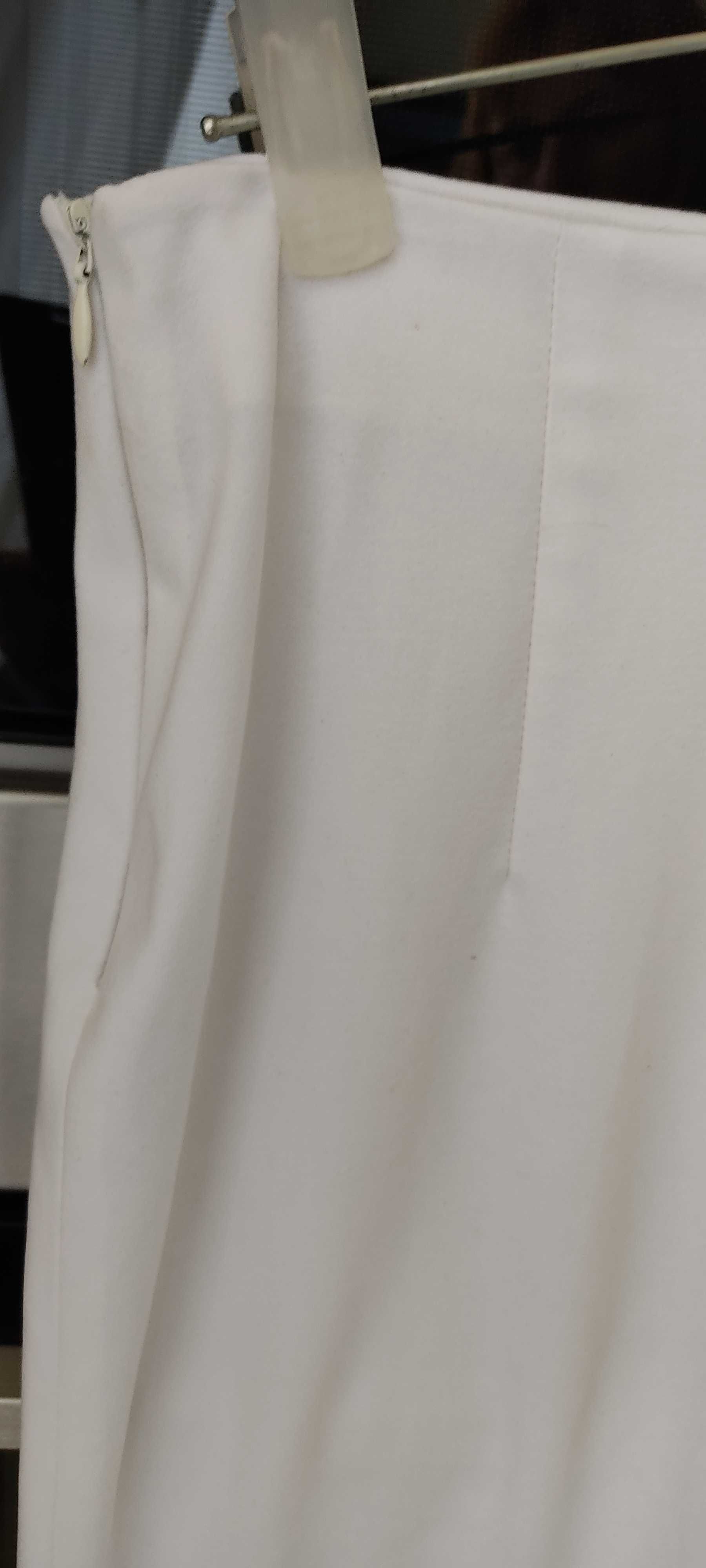 Стильная белая юбка делового стиля