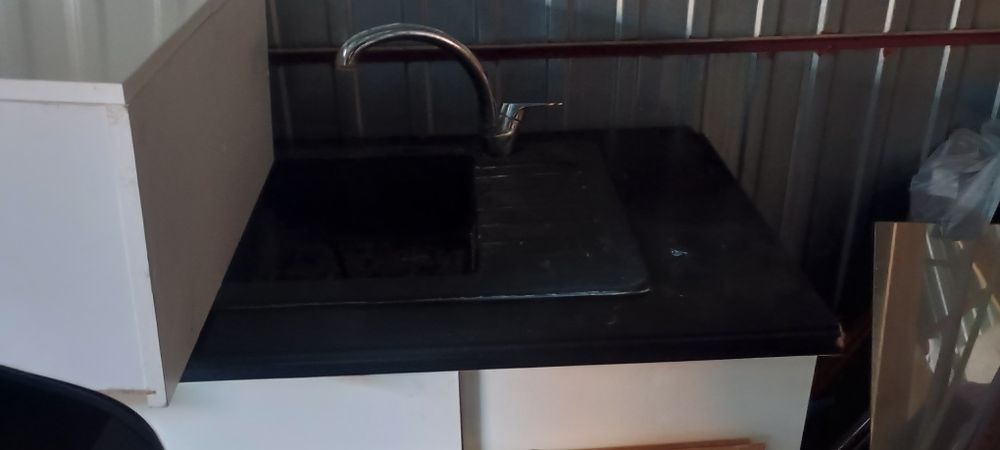 Aneks kuchenny z zlewozmywakiem oraz z szafkami wiszącymi