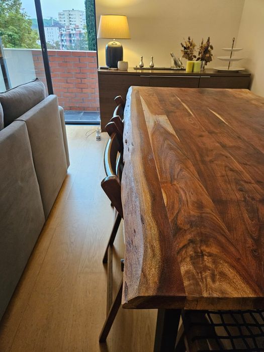 Mesa de jantar retangular em madeira de acácia Sami e pés ferro preto