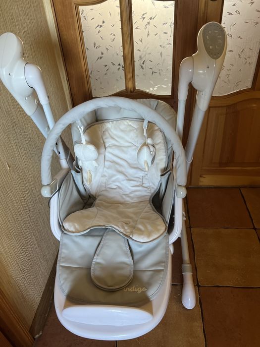стілець-гойдалка для годування