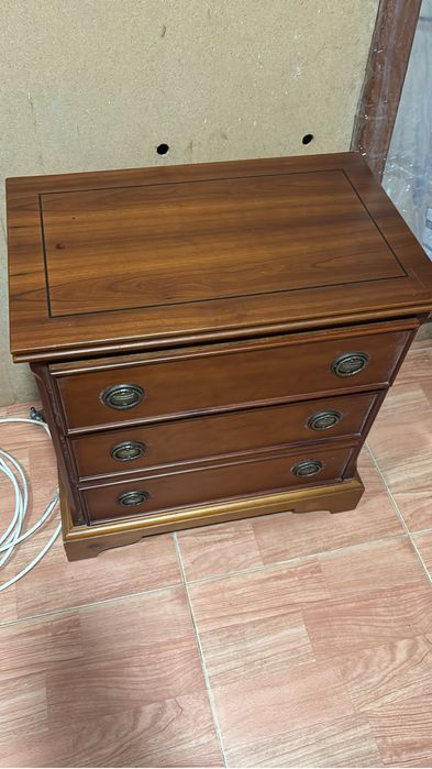 Mesinha de cabeceira de madeira