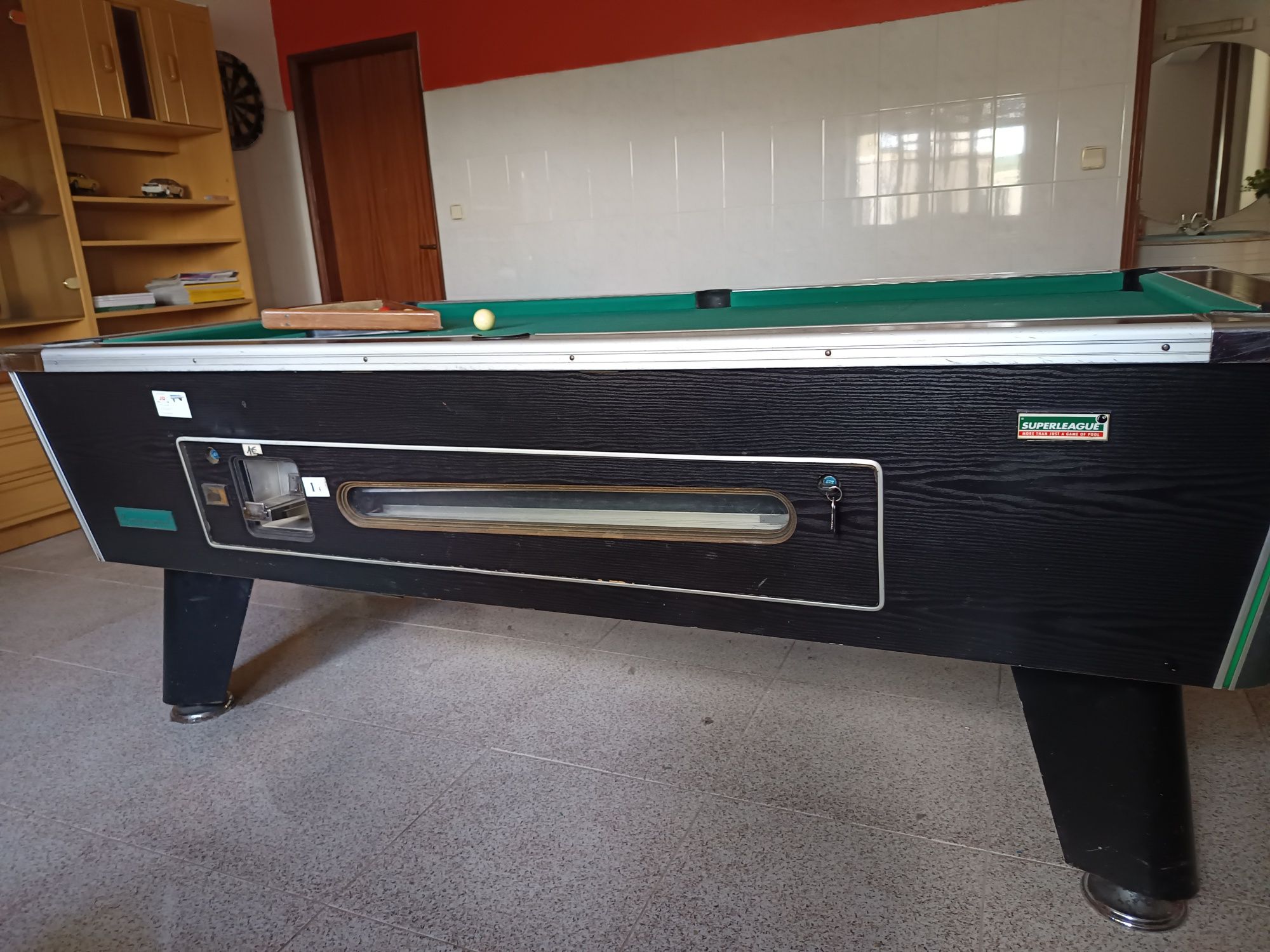 Mesa de snooker com Moedeiro em  bom estado.