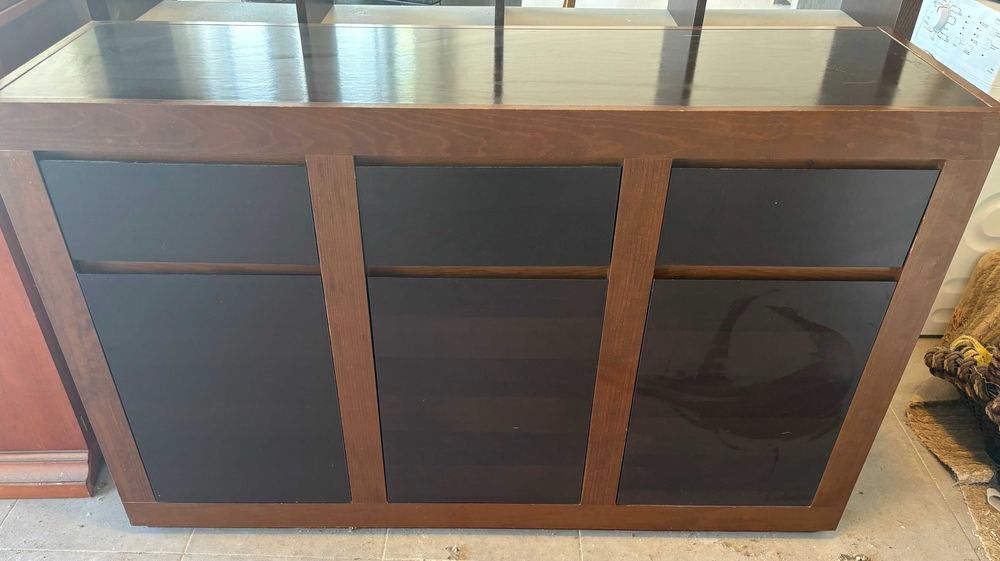 Aparador de sala em madeira em bom estado