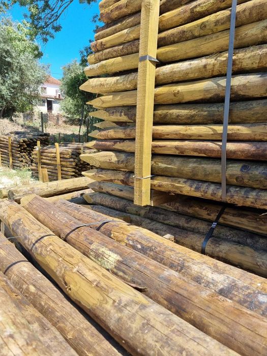 Postes madeira tratados e torneados e diversas redes para vedação