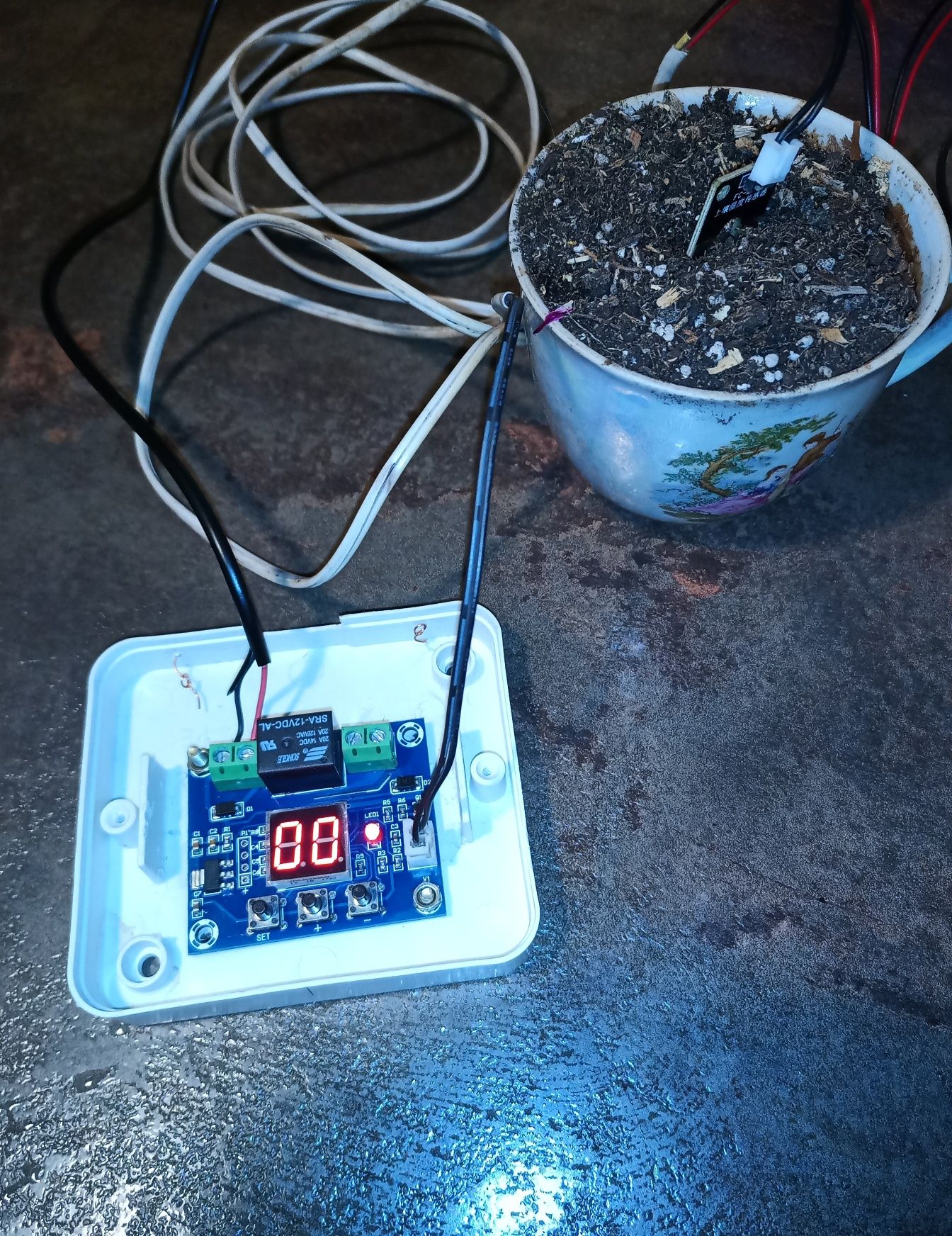 Датчик влажности почвы с контроллером для автоматического полива