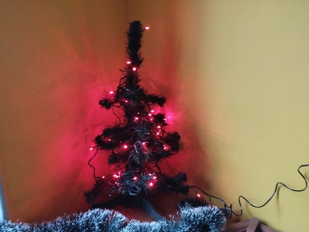 Choinka że światelkami sznurem czerwinym niwym