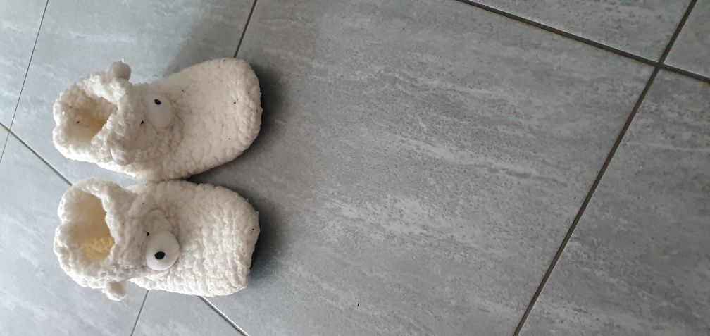 Białe kapcie 39 rozmiar