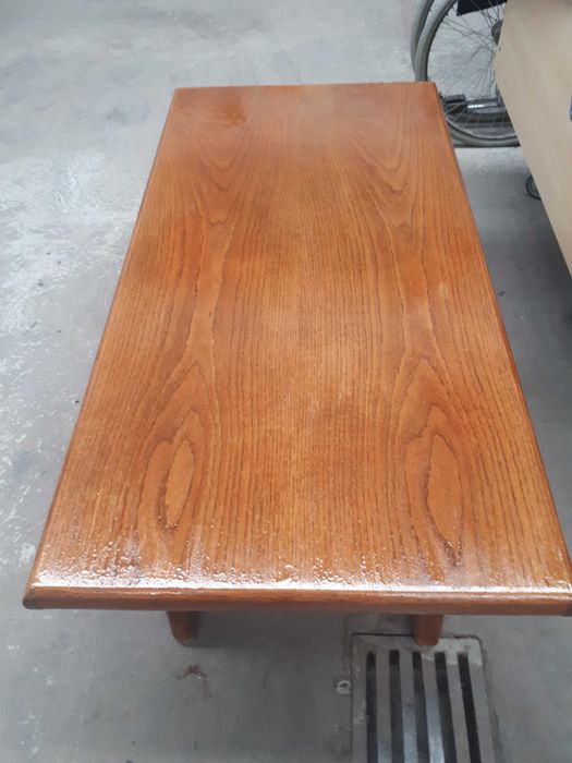 Mesa de sala em castanho