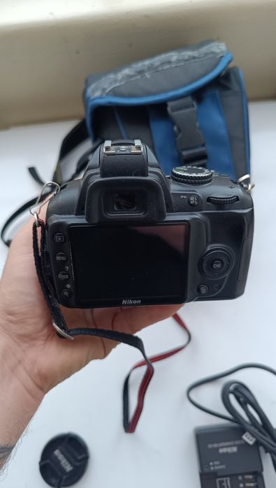 Máquina fotográfica Nikon D3000 com lente 18-55mm e bolsa bom estado
