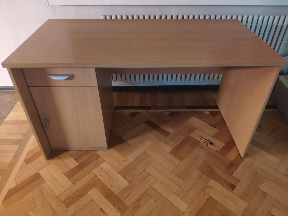 Продам письменный стол, как новый.