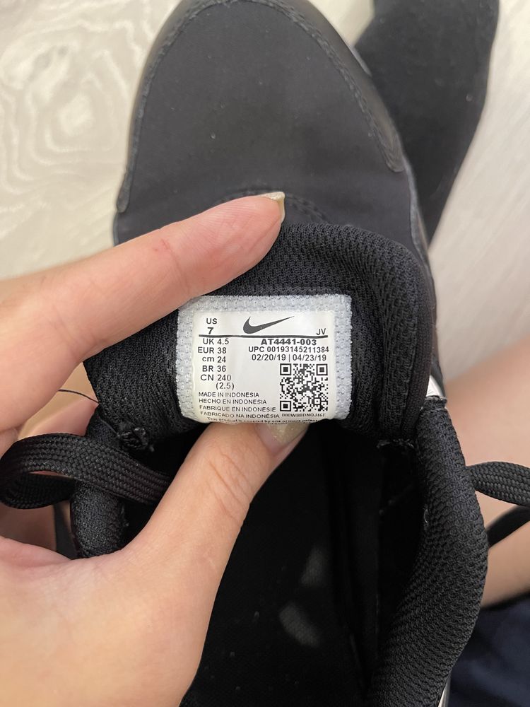 Nike жіночі кросівки