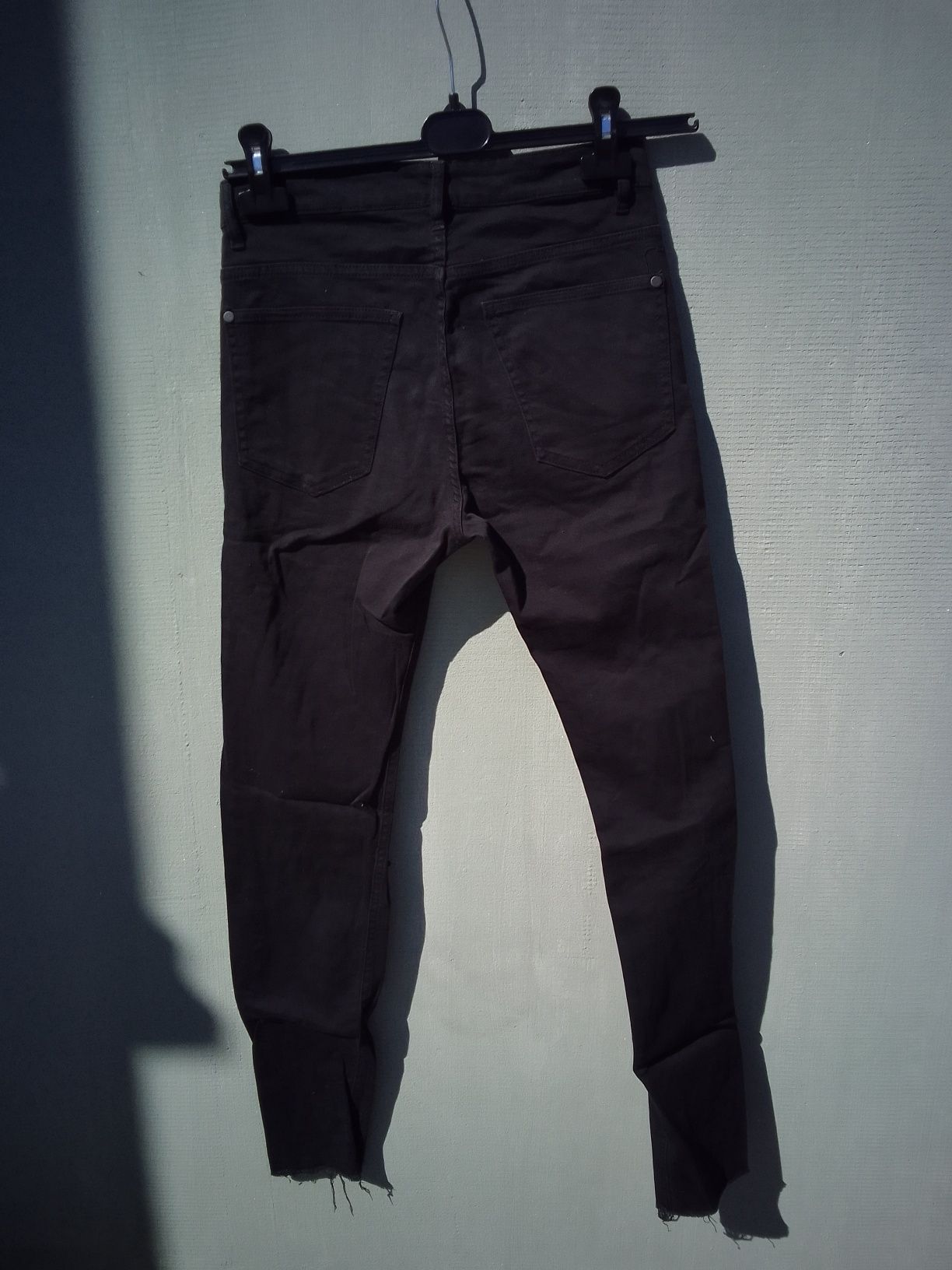 H&M czarne spodnie damskie z dziurami M